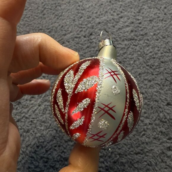 Vintage Glass Christmas Ornaments Set Of 6 Red & Silver Glitter Accents 1 Broken - Picture 12 of 16